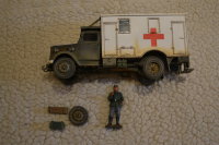 Модель автомобиль военно-полевая медицинская помощь с водителем. Материал- металл, пластик, дерево. Ручная работа. 