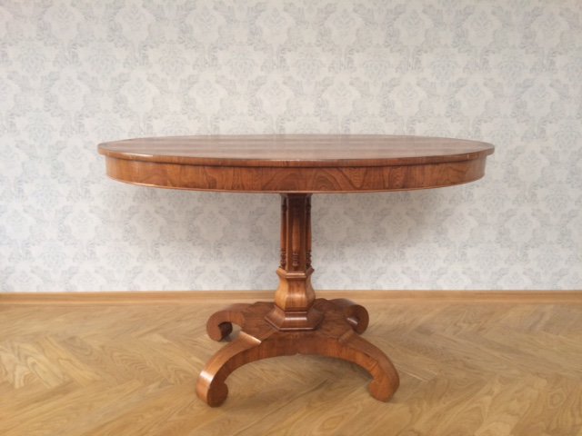 Оригинальный стол в довольно приличном состоянии, учитывая более, чем столетний возраст. Длина 118 см, ширина 76,5 см, высота 76,5 см